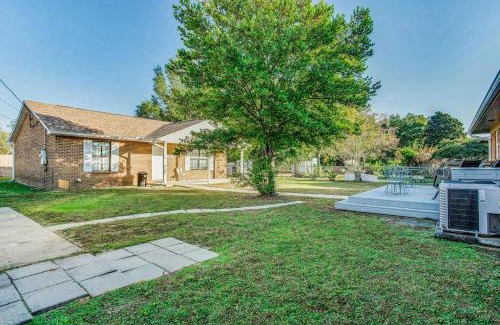 Pensacola Heights House | Mins to Beach & Shopping - Quaint Unit in Bellview