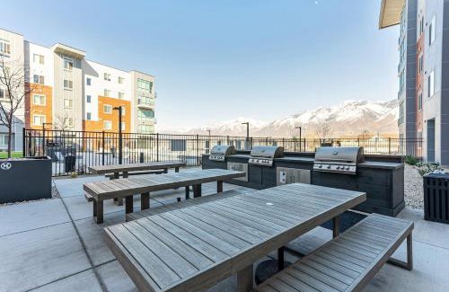 Draper Apartment | Mins to City Center - Hot tub - King Bed