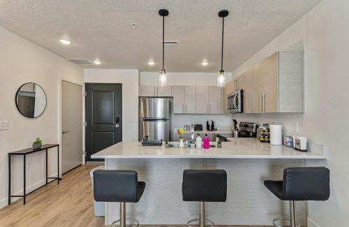 Draper Apartment | Mins to City Center - Hot tub - King Bed