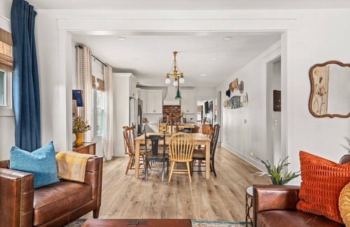Maxwell House | Mins to Downtown Nashville | Walk to Dining, Bars | Single Level | King Beds