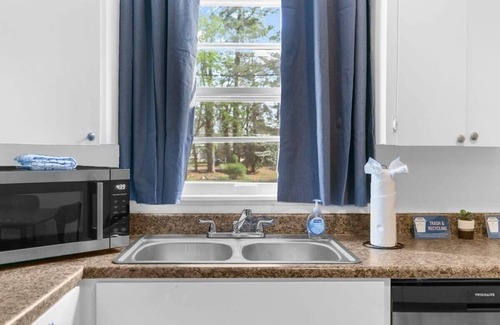 New Castle House | Mins to Hospital, Airport, & Dining- Rooms on Rose