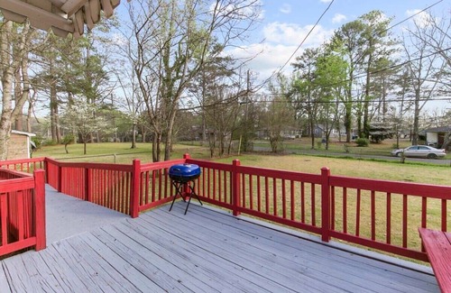 New Castle House | Mins to Hospital, Airport, & Dining- Rooms on Rose