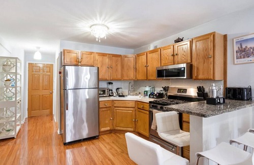 Lakeview Apartment | Mins to Wrigley Sleeps 6 + Sauna + Hot Tub+ Deck