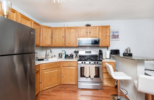 Lakeview Apartment | Mins to Wrigley Sleeps 6 + Sauna + Hot Tub+ Deck