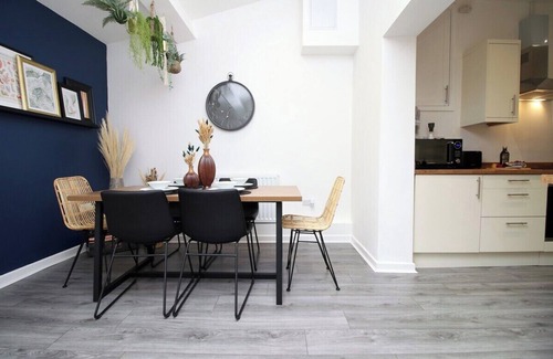 Adamsdown Apartment | Minster House by Tŷ SA