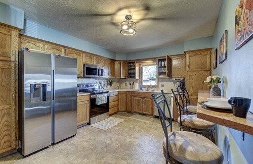 Council Bluffs House | Minutes away by foot to pedestrian bridge