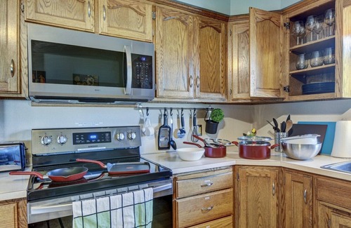 Council Bluffs House | Minutes away by foot to pedestrian bridge