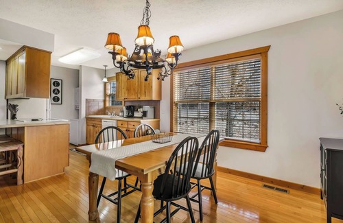 Reeds Spring Cabin | Minutes from SDC! Pools! Scenic Wooded Views! Lake!