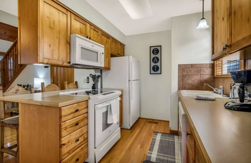 Reeds Spring Cabin | Minutes from SDC! Pools! Scenic Wooded Views! Lake!