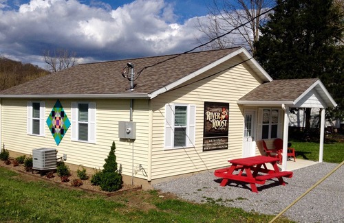 Golconda House | Minutes From Shawnee National Forest in Golconda, IL