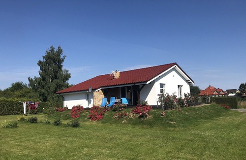 Mielno House | minutes from the beach, lake view, large garden, water sports, WiFi, SKY