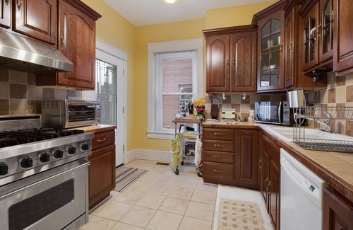 Northeast Kansas City House | Minutes to Arrowhead,Sprint,Convention,Kaufman,Crown Center, Power & Light,Plaza