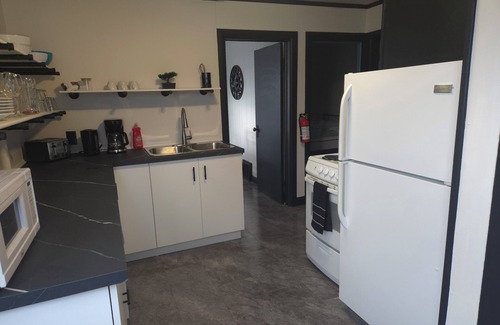 Rideau Heights House | Minutes to Downtown and Ideal for Long-term Stays!