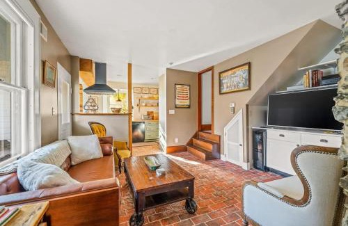 Bolivar House | Minutes to Downtown Harpers Ferry Hot Tub