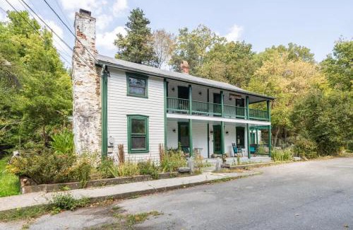 Bolivar House | Minutes to Downtown Harpers Ferry Hot Tub