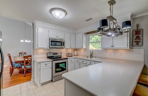 Cordesville House | Minutes to Tanger Outlet, Top Golf, Pool, Hockey, Billiards, Ping Pong, Cornhole