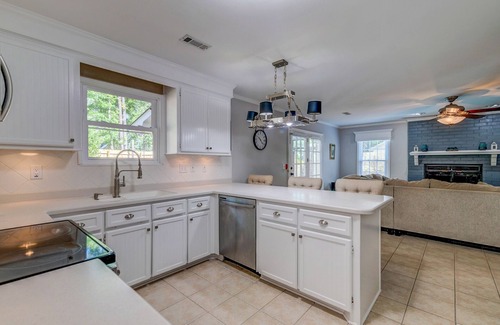 Cordesville House | Minutes to Tanger Outlet, Top Golf, Pool, Hockey, Billiards, Ping Pong, Cornhole