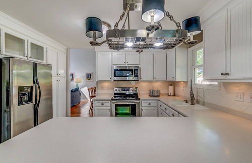 Cordesville House | Minutes to Tanger Outlet, Top Golf, Pool, Hockey, Billiards, Ping Pong, Cornhole