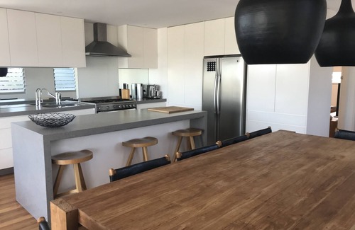 Freshwater House | Minutes walk to Beach, Village and Restaurants. Family size home