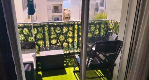Al Bahraoyine Apartment | MIRABAIE Appartement Cosy Family -Sur la colline de la baie de Tanger Terrasse Piscine Garage WiFi à 8 min en voiture de CAP Malabata et la corniche animée et des prestigieux cafés restaurants lounge