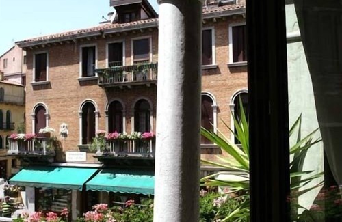 Cannaregio Apartment | Miracoli:Picturesque Venice canal views from 15 th Century Balcony