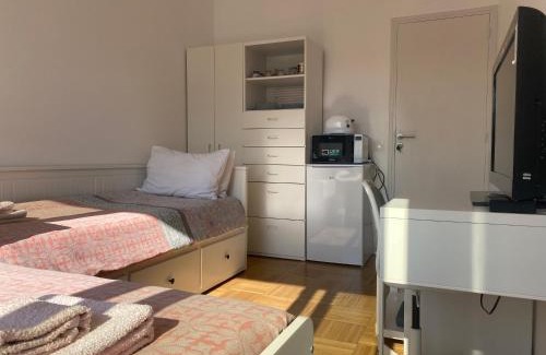 Vernier House | Mirela's Private Room with key, AC, lift & balcony in the center of Nice on the Cote d'Azur