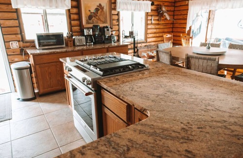 Cascade House | Missouri River Getaway- Riverfront