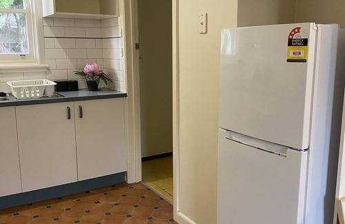 Mitcham House | Mitcham Station Queen Bed Room Shared Bathroom