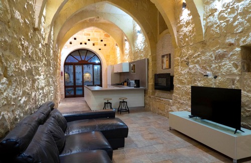 Sannat Apartment | Mixel Holiday Home 4 bedrooms with private pool