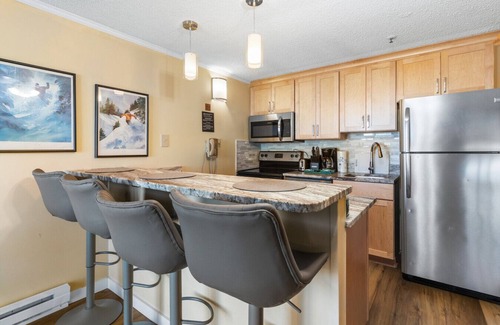 Snowshoe Condo | ML332 Renovated Close to Lift Gated Parking WiFi