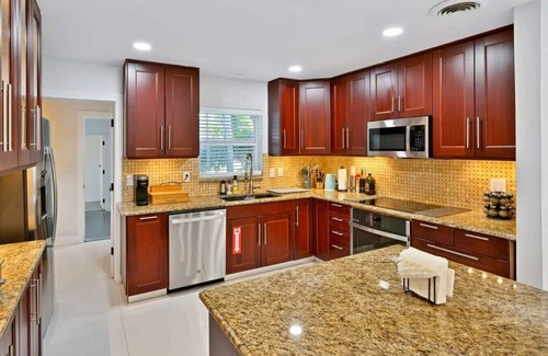 Imperial Point House | Moana Beach Cottage Heated Pool minutes from BEACH!