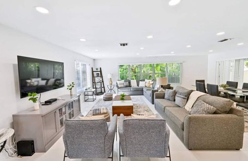 Imperial Point House | Moana Beach Cottage Heated Pool minutes from BEACH!