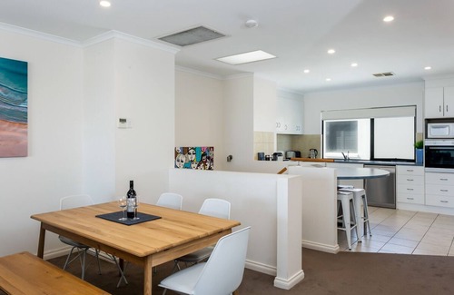 Moana Apartment | Moana Beachfront Apartment Apartment 8, 320-322 Esplanade, Moana