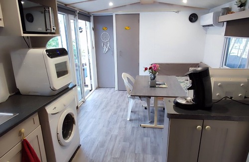 Meounes-les-Montrieux House | Mobile home in a rural setting