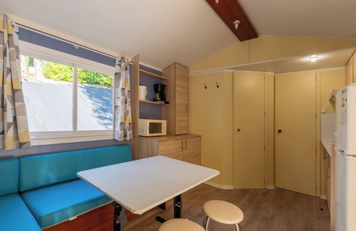 Lavilledieu House | Mobile Home 'Mobil-home C - 1-6 Pers' with Shared Pool, Private Terrace and Shared Garden