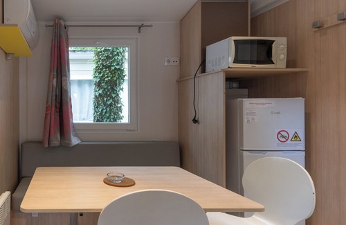 Lavilledieu House | Mobile Home 'Mobil-home D - 1-4 Pers' with Shared Pool and Shared Garden