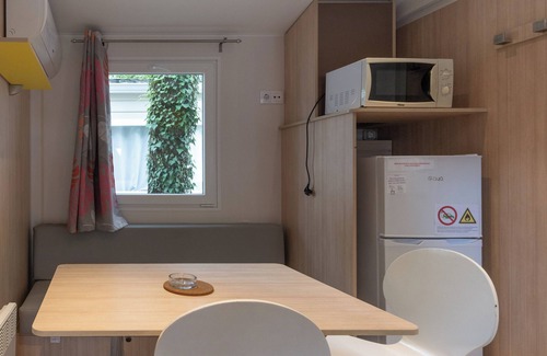 Lavilledieu House | Mobile Home 'Mobil-home C - 1-4 Pers' with Shared Pool, Private Terrace and Shared Garden