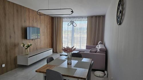 Bobrov Apartment | Moderný apartmán 2 s veľkou terasou
