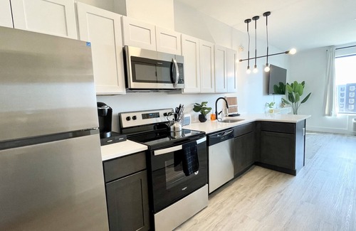 Central Business District Apartment | Modern 1 Bdrm King-mins to NYC,EWR,PRU,NJPAC, Dwntwn Newark, MetLife