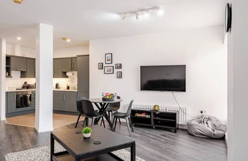 Cathedral Quarter Apartment | Modern 1-bed apartment in Belfast’s Cathedral Quarter. Sleeps 4 with king bed & sofa bed. Wi-Fi, smart TV, washer & kitchen. Walk to Titanic Belfast, Victoria Square, pubs, and SSE Arena. Ideal for couples, families or weekend getaways.