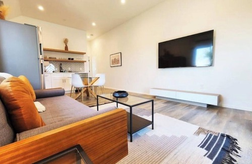 Los Angeles Apartment | Modern 1-bed guesthome close to DTLA with views