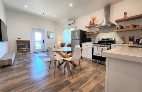 Los Angeles Apartment | Modern 1-bed guesthome close to DTLA with views