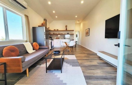Los Angeles Apartment | Modern 1-bed guesthome close to DTLA with views
