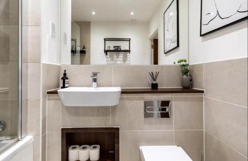 Coldharbour Apartment | Modern 1 bed l City views l Work Space