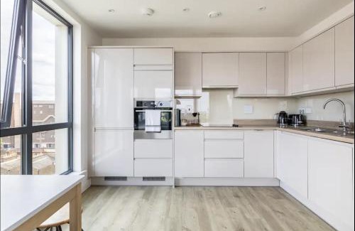Coldharbour Apartment | Modern 1 bed l City views l Work Space