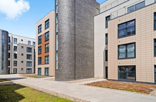 George Green Apartment | Modern 1 Bed Serviced Apartment with Free Parking