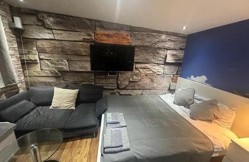Whitefoot House | Modern 1 bed suite in guest house private garden