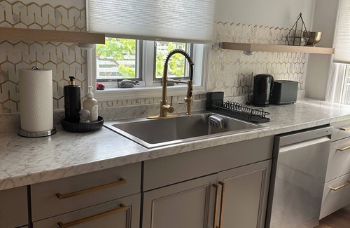 Stony Brook House | Modern 1 bedroom apartment near Stony Brook university hospital walking distance