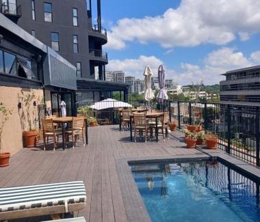 Sandown Apartment | Modern 1 Bedroom Apartment overlooking Sandton City
