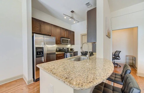 Braeswood Place Apartment | Modern 1-bedroom apartment in amazing Houston with Gym, WiFi, Pool, Free Parking